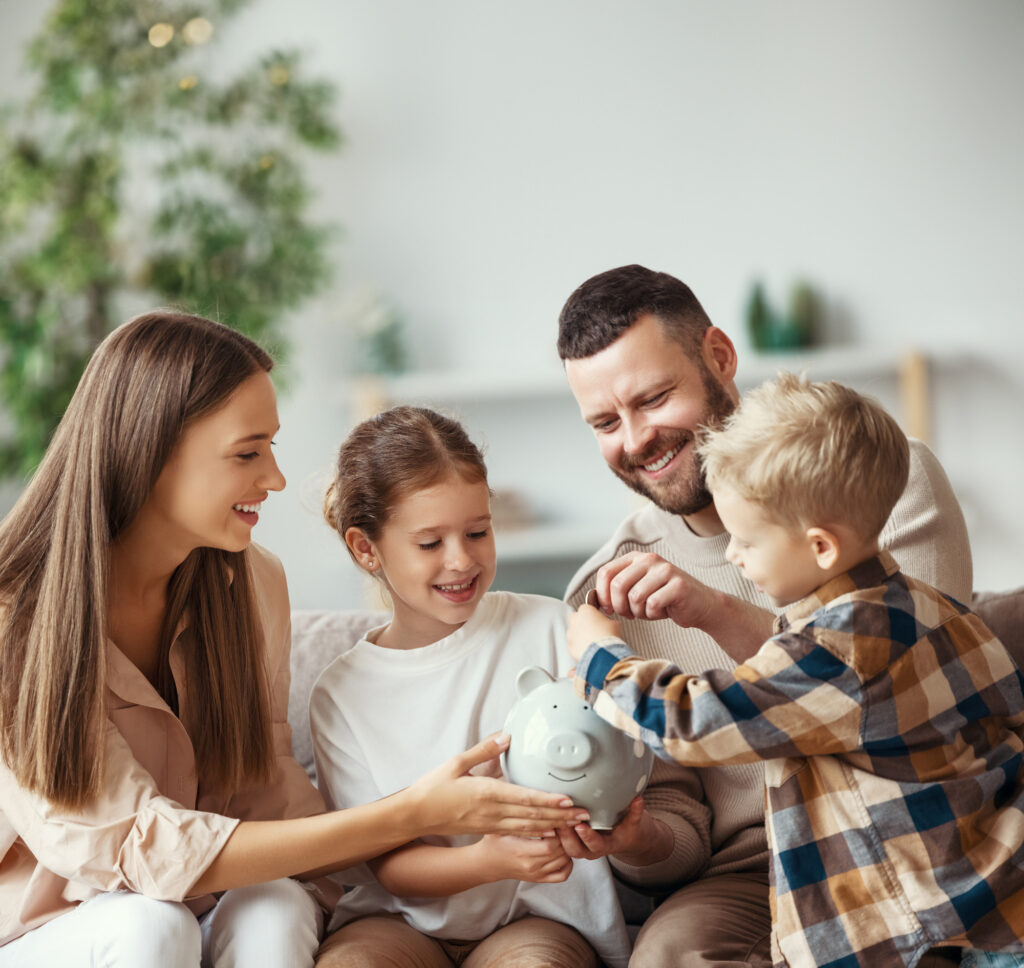 Familie care economisește pentru viitorul copiilor
